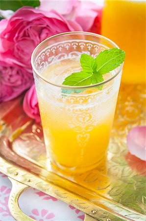 A peach cocktail with vodka and mint Foto de stock - Sin royalties Premium, Código: 659-07959556