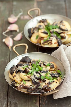 fungus - Red-capped scaber stalks with potatoes and Parmesan cheese Foto de stock - Sin royalties Premium, Código: 659-07959599