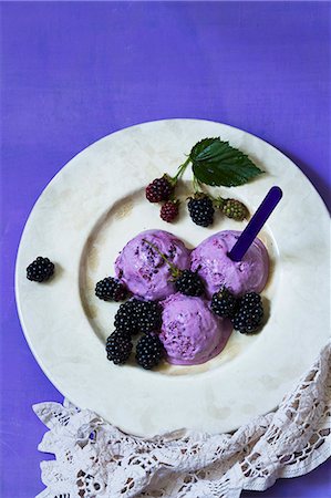 simsearch:659-07069181,k - Blackberry ice cream with blackberries and blackberry leaves Stock Photo - Premium Royalty-Free, Code: 659-07959630