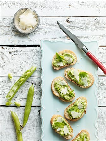 Crostini topped with fava beans and Parmesan cheese Stock Photo - Premium Royalty-Free, Code: 659-07959705