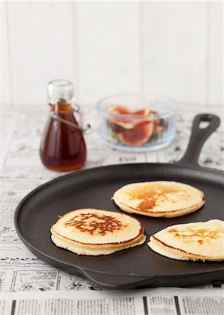 pancake - Three American pancakes in a pan ready to be served Stock Photo - Premium Royalty-Free, Code: 659-07959760