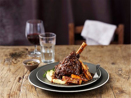 pureed - Lamb shank with mashed potatoes, parsnips, gravy and wine Stock Photo - Premium Royalty-Free, Code: 659-07959872