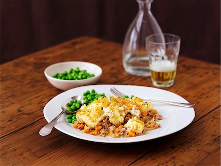 A portion of shepherd's pie with peas Stock Photo - Premium Royalty-Free, Code: 659-07959885