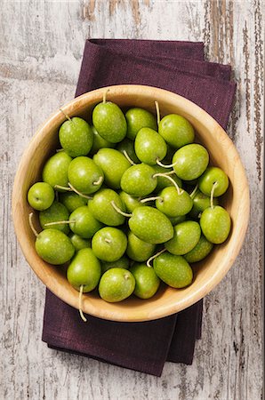simsearch:659-08147216,k - Fresh green olives in a wooden bowl Stock Photo - Premium Royalty-Free, Code: 659-08147084