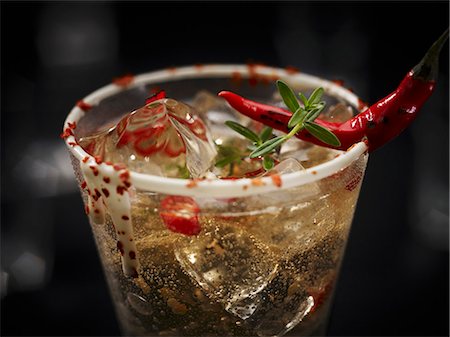 simsearch:659-08147489,k - A champagne drink with chilli and ice cubes garnished with a chilli pepper and herbs in glass with a white chocolate rim Stockbilder - Premium RF Lizenzfrei, Bildnummer: 659-08147097