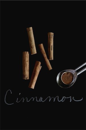 simsearch:659-08147216,k - Cinnamon sticks and ground cinnamon with a label Stock Photo - Premium Royalty-Free, Code: 659-08147231