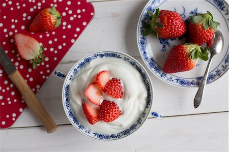 simsearch:659-07069181,k - Quark with fresh strawberries (seen from above) Stock Photo - Premium Royalty-Free, Code: 659-08147248