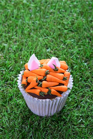 simsearch:659-06903190,k - An Easter cupcake decorated with carrots and rabbit ears Stock Photo - Premium Royalty-Free, Code: 659-08147254