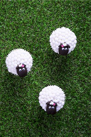 simsearch:659-06903190,k - Easter lamb cupcakes on a grass surface Stock Photo - Premium Royalty-Free, Code: 659-08147255