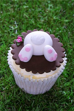 simsearch:659-06903190,k - An Easter bunny cupcake on a grass surface Stock Photo - Premium Royalty-Free, Code: 659-08147256