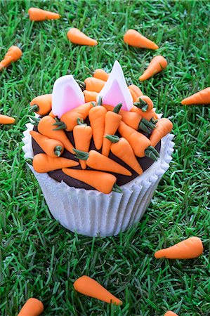 simsearch:659-06903190,k - An Easter cupcake decorated with carrots and rabbit ears Stock Photo - Premium Royalty-Free, Code: 659-08147258