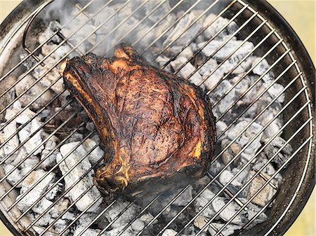 simsearch:659-08148038,k - Beef steak on a barbecue (seen from above) Stock Photo - Premium Royalty-Free, Code: 659-08147339