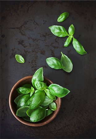 Fresh basil leaves in a wooden bowl Stock Photo - Premium Royalty-Free, Code: 659-08147422