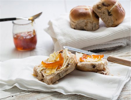 Hot cross buns with butter and marmalade Stock Photo - Premium Royalty-Free, Code: 659-08147504