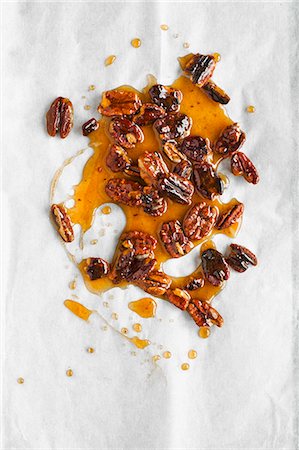 Pecan nut brittle on a white baking parchment (seen from above) Photographie de stock - Premium Libres de Droits, Code: 659-08147555