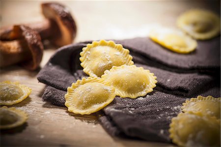 produce (manufacturing) - Fresh agnolotti filled with mushrooms Stock Photo - Premium Royalty-Free, Code: 659-08147829