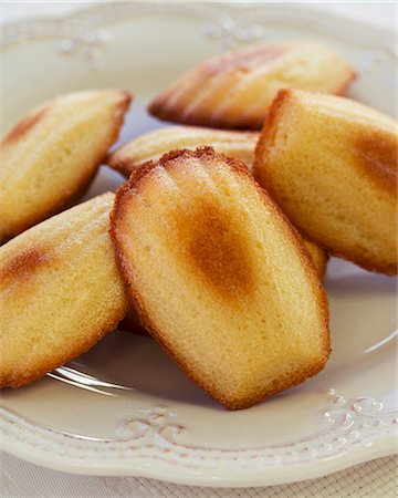 Madeleines on a plate Stock Photo - Premium Royalty-Free, Code: 659-08147963
