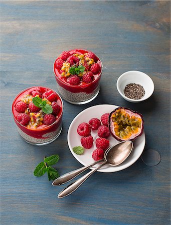 simsearch:659-07069181,k - Chia pudding with raspberries and passion fruit Stock Photo - Premium Royalty-Free, Code: 659-08148013
