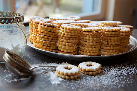 stack (orderly pile) - Stacks of jammy shortbread biscuits with icing sugar Stock Photo - Premium Royalty-Free, Code: 659-08148205