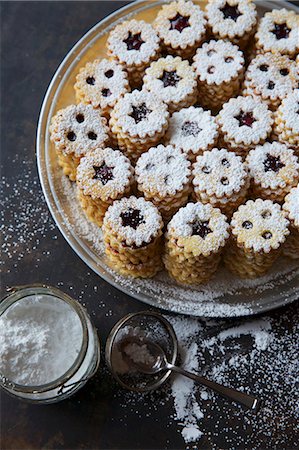 Stacks of jammy shortbread biscuits with icing sugar Stock Photo - Premium Royalty-Free, Code: 659-08148206