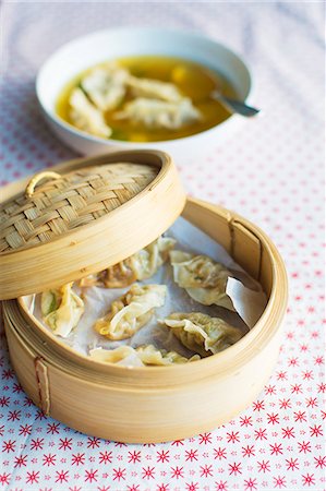 Clear ginger broth with steamed dumplings (China) Foto de stock - Sin royalties Premium, Código: 659-08418756