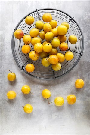 simsearch:659-06373112,k - Yellow plums in a wire basket Stock Photo - Premium Royalty-Free, Code: 659-08418824