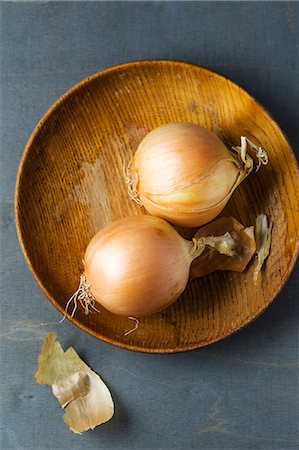 Onions on a wooden plate Stock Photo - Premium Royalty-Free, Code: 659-08419080