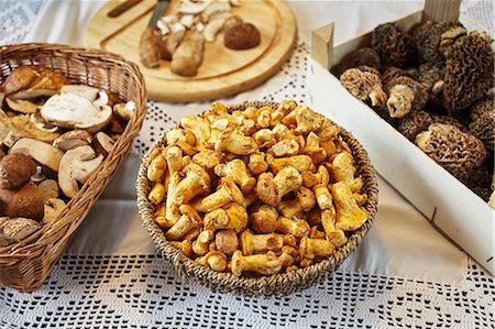 simsearch:659-07069466,k - Porcini mushrooms, chanterelle mushrooms and morel mushrooms on a table with a white tablecloth Photographie de stock - Premium Libres de Droits, Code: 659-08419152