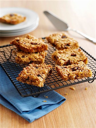 Flapjacks on a cooling rack Stock Photo - Premium Royalty-Free, Code: 659-08419169