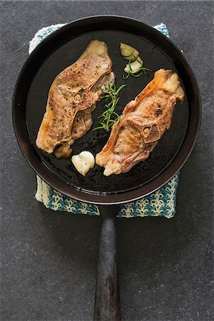 simsearch:659-08148038,k - Fried lamb chops with rosemary and garlic Stock Photo - Premium Royalty-Free, Code: 659-08419191