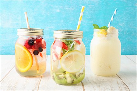 Jasmine tea with fruit, detox water, and a mango and banana smoothie Stock Photo - Premium Royalty-Free, Code: 659-08419221