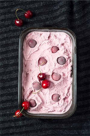 simsearch:659-06373112,k - Homemade cherry ice cream in an ice cream container Stock Photo - Premium Royalty-Free, Code: 659-08419316
