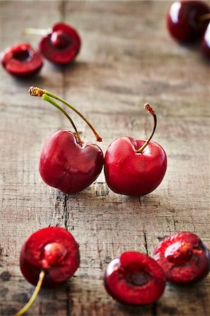 simsearch:659-07597339,k - Fresh Spanish cherries on a wooden board Stock Photo - Premium Royalty-Free, Code: 659-08419384