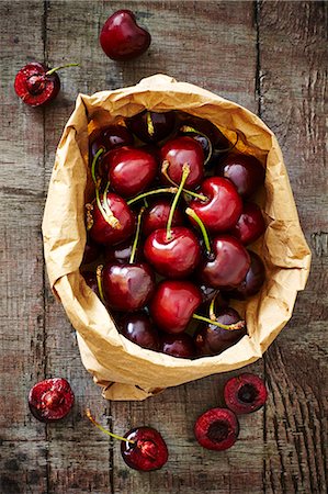 simsearch:659-06373112,k - Fresh Spanish cherries in a brown paper bag on a wooden board Stock Photo - Premium Royalty-Free, Code: 659-08419385