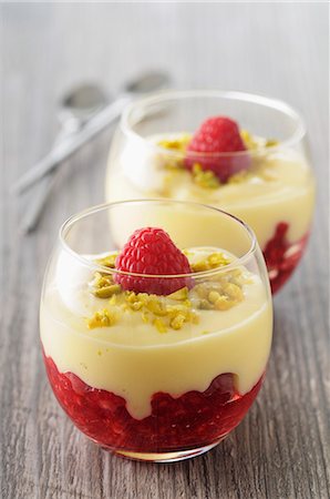 pistachio - Panna cotta with raspberries and pistachio nuts Stock Photo - Premium Royalty-Free, Code: 659-08419507