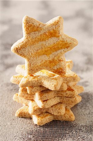 A stack of star shaped biscuits with one standing on edge Stock Photo - Premium Royalty-Free, Code: 659-08419510
