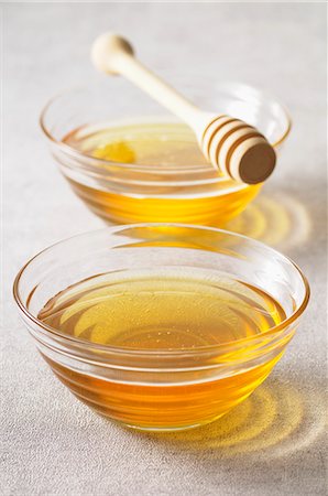 simsearch:659-07027183,k - Two bowls of honey Stock Photo - Premium Royalty-Free, Code: 659-08419512