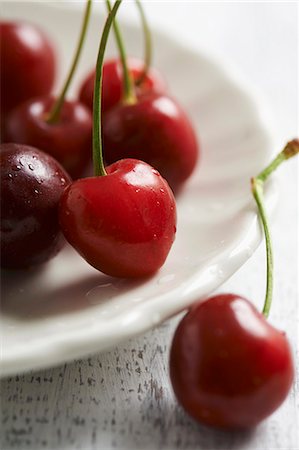 fruits in wooden table - Cherries on a white plate Stock Photo - Premium Royalty-Free, Code: 659-08419636