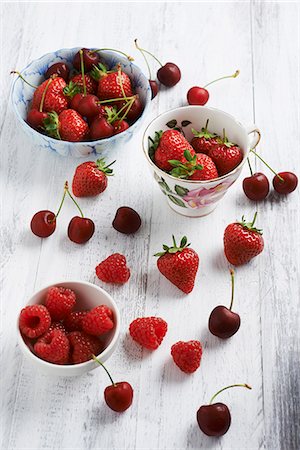 shabby - Summer fruits on a white wooden table Stock Photo - Premium Royalty-Free, Code: 659-08419641