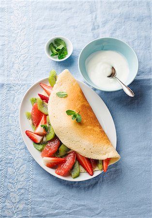 A buttermilk pancake with fruit Photographie de stock - Premium Libres de Droits, Code: 659-08419672