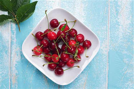 simsearch:659-06373112,k - Fresh cherries on a plate (seen above) Stock Photo - Premium Royalty-Free, Code: 659-08419687