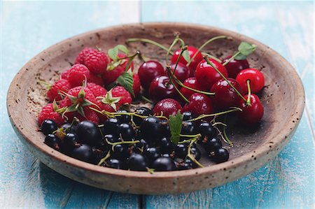 simsearch:659-08419643,k - Various summer fruits in a wooden bowl Stock Photo - Premium Royalty-Free, Code: 659-08419689
