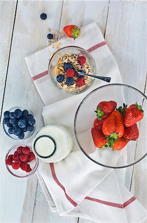 fruits in wooden table - A healthy breakfast: muesli with fresh fruits and milk, strawberries, raspberries, blueberries on a wooden table Photographie de stock - Premium Libres de Droits, Code: 659-08419700