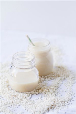 Rice milk in screw-top jars Foto de stock - Sin royalties Premium, Código: 659-08419813