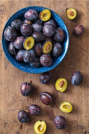 simsearch:659-07069466,k - Fresh plums in a bowl and next to it on a wooden surface (seen from above) Photographie de stock - Premium Libres de Droits, Code: 659-08419859