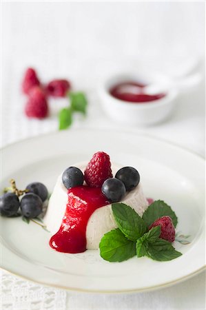 Panna cotta with fresh raspberry sauce and red grapes Stock Photo - Premium Royalty-Free, Code: 659-08419867