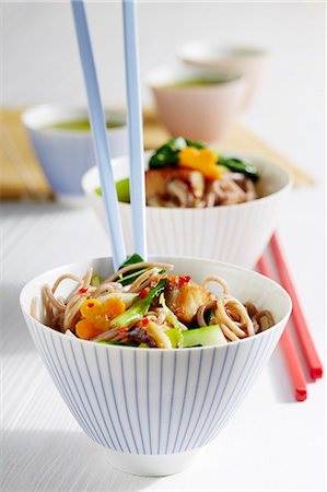 simsearch:659-07610354,k - Soba noodles with tuna fish and vegetables (Japan) Stock Photo - Premium Royalty-Free, Code: 659-08419892