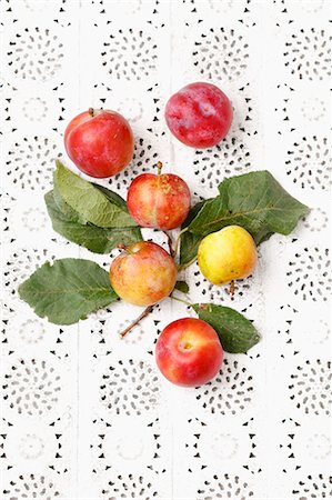 simsearch:659-06373112,k - Plums with leaves on a lace cloth Stock Photo - Premium Royalty-Free, Code: 659-08419956