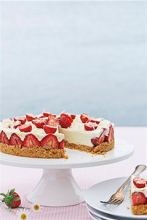 simsearch:659-06185283,k - Strawberry and white chocolate cheesecake Stock Photo - Premium Royalty-Free, Code: 659-08420077