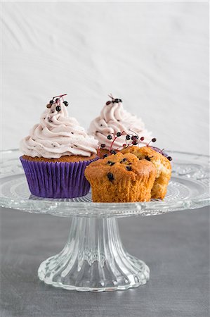 simsearch:659-06903190,k - Cupcakes with elderberries with elderberry cream Stock Photo - Premium Royalty-Free, Code: 659-08420135